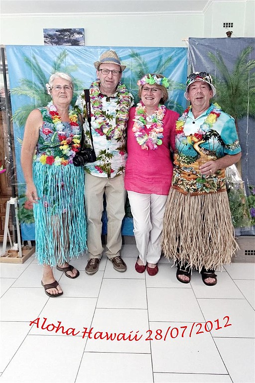 HawaiiParty (27).jpg - Met de aanwezigen op de foto